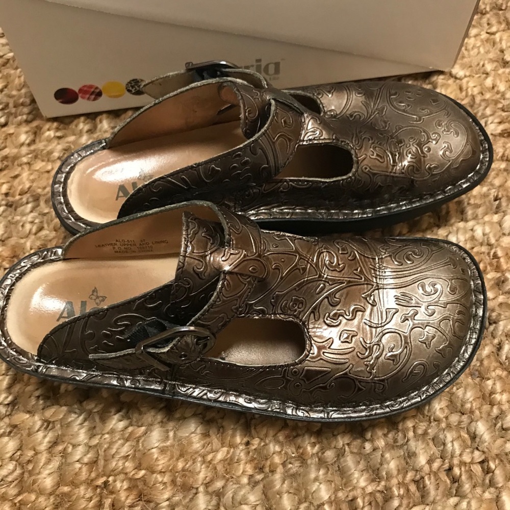 ✨ALEGRIA✨Comfy Grey, Tooled Clogs Size 37/US 7-7.5